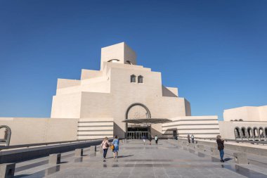 Doha, Katar - Jan 9 2018 - yerel ve güzel mavi gökyüzü gün modern mimari İslam Sanat Müzesi (Mia), Doha, Katar kış vaktinizi turist.