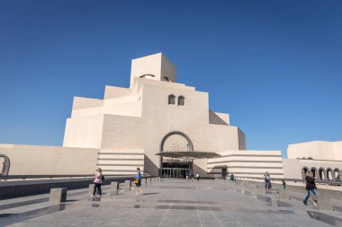 Doha, Katar - Jan 9 2018 - yerel ve güzel mavi gökyüzü gün modern mimari İslam Sanat Müzesi (Mia), Doha, Katar kış vaktinizi turist.