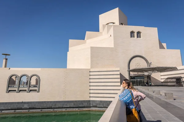 卡塔尔 2018年1月9日 当地和游客享受一个美丽的蓝天天在现代建筑博物馆的伊斯兰艺术 冬季时间在多哈 卡塔尔 — 图库照片