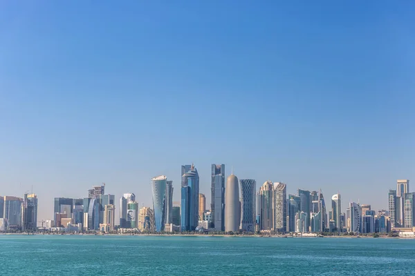 Horizonte Doha Qatar Día Cielo Azul Tiempo Invierno Visto Desde —  Fotos de Stock