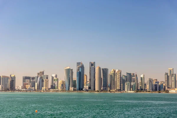 Horizonte Doha Qatar Día Cielo Azul Tiempo Invierno Visto Desde —  Fotos de Stock