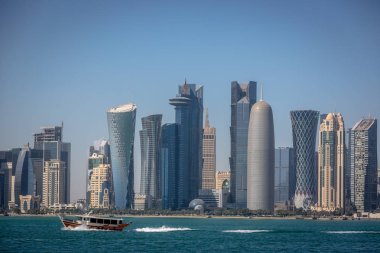 Doha manzarası ile geleneksel bir tekne Mia Park görülen bir gününde mavi gökyüzü, kış saati, Katar, ön planda