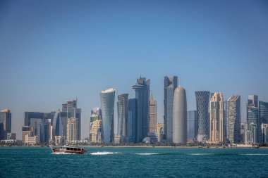 Doha manzarası ile geleneksel bir tekne Mia Park görülen bir gününde mavi gökyüzü, kış saati, Katar, ön planda