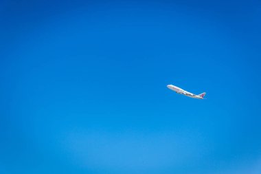 Doha, Katar - Jan 8 2018 - A Boeing 747 Qatar Airways, Doha Uluslararası Havaalanı'na kapalı bir kış mavi gökyüzü günde Doha, Katar alır.