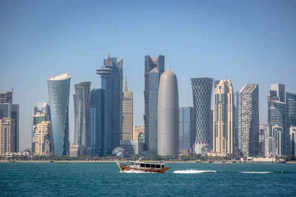 Skyline Doha Med Traditionell Båt Förgrunden Qatar Blå Himmel Dag — Stockfoto