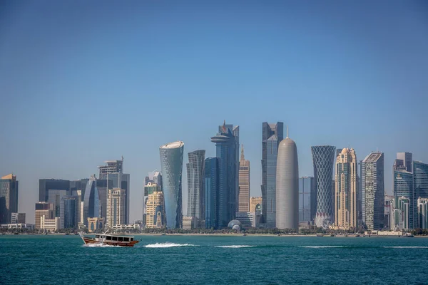 Horizonte Doha Con Barco Tradicional Primer Plano Qatar Día Cielo —  Fotos de Stock