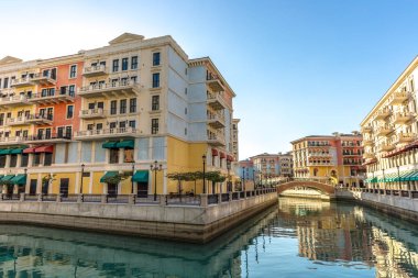 Doha, Katar Pearl Quartier eskisi gibi Venedik kanallar geç öğleden sonra.