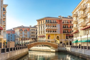 Doha, Katar Pearl Quartier eskisi gibi Venedik kanallar geç öğleden sonra.