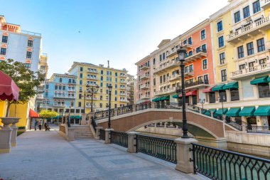Doha, Katar Pearl Quartier eskisi gibi Venedik kanallar geç öğleden sonra.