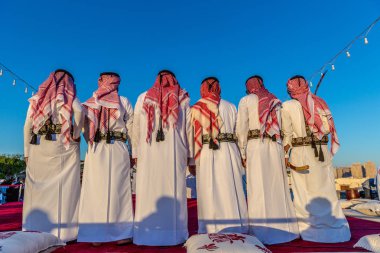 Doha, Katar Doha, Doha, Katar, 9th Ocak 2018 - renkli kutlama yerel halk ile geleneksel giysiler, mavi gökyüzü gün, müzik aletleri ve seyirci ile giyinmiş.
