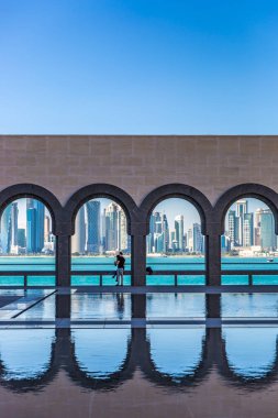 Doha, Katar - Jan 9 2018 - yerli halk ve turistler güzel bir güneşli gün İslami Sanatlar Müzesi içinde (Mia) Doha, Katar şehir merkezinde zevk.