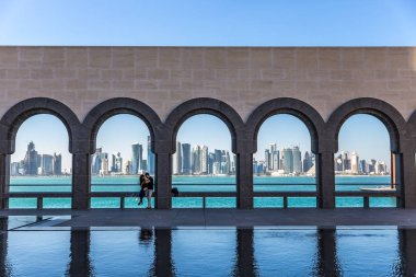 Doha, Katar - Jan 9 2018 - yerli halk ve turistler güzel bir güneşli gün İslami Sanatlar Müzesi içinde (Mia) Doha, Katar şehir merkezinde zevk.