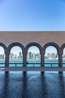 Doha, Katar - Jan 9 2018 - yerli halk ve turistler güzel bir güneşli gün İslami Sanatlar Müzesi içinde (Mia) Doha, Katar şehir merkezinde zevk.