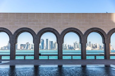 Doha, Katar - Jan 9 2018 - yerli halk ve turistler güzel bir güneşli gün İslami Sanatlar Müzesi içinde (Mia) Doha, Katar şehir merkezinde zevk.