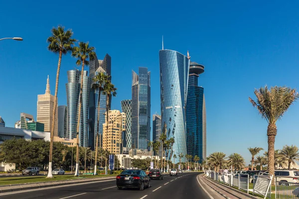 Doha Katar Január 2018 Modern Downtown Doha Város Pálmafa Autók — Stock Fotó