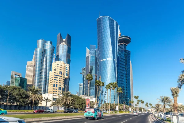 Doha Katar Január 2018 Modern Downtown Doha Város Pálmafa Autók — Stock Fotó