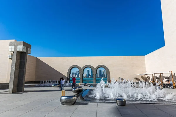 ドーハ カタール 2018 地元の人や観光客で ドーハの市内中心で イスラム美術博物館 Mia 美しい晴れた日を楽しむ — ストック写真
