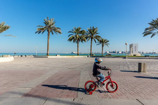 Doha Katar Jan 2018 Helyi Emberek Élvezik Nyílt Területeken Downtown — Stock Fotó