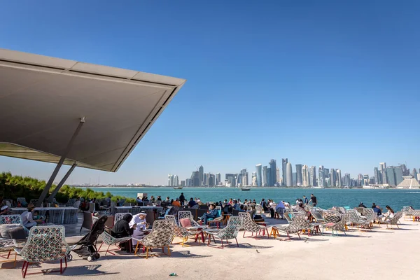 Doha Qatar Enero 2018 Locales Turistas Disfrutan Bar Cafetería Con —  Fotos de Stock