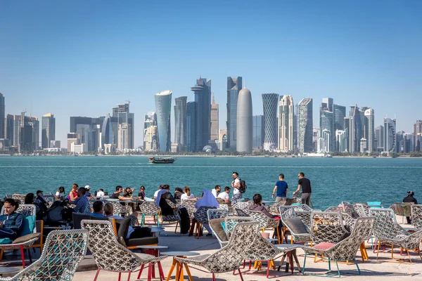 Doha Qatar Enero 2018 Locales Turistas Disfrutan Bar Cafetería Con —  Fotos de Stock