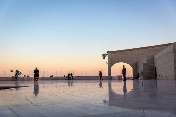 Doha Qatar Janeiro 2018 Locais Residentes Desfrutam Uma Área Aberta — Fotografia de Stock