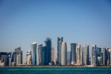 Doha manzarası içinde bir sis kış günü Katar