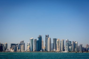 Doha manzarası içinde bir sis kış günü Katar
