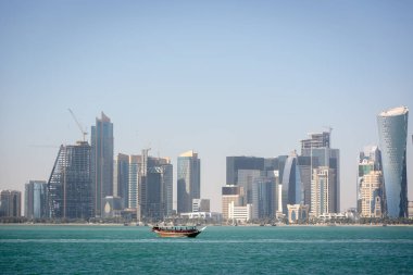 Doha manzarası içinde bir sis kış günü Katar