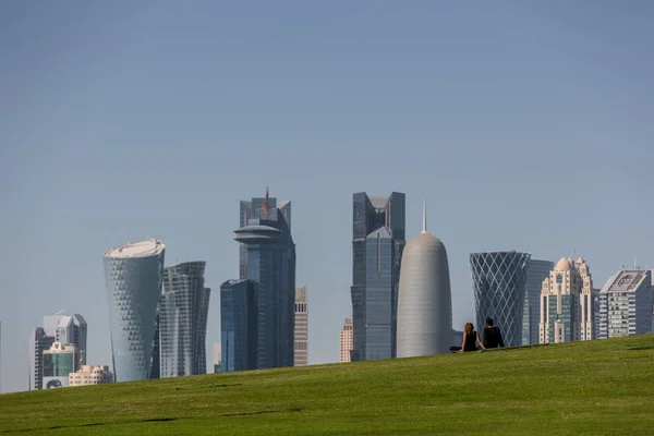 Doha Qatar Janeiro 2018 Jovem Casal Desfruta Vista Horizonte Centro — Fotografia de Stock