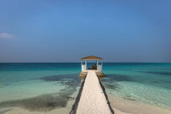 Mały Domek Altana Pośród Tropikalnej Plaży Malediwy — Zdjęcie stockowe