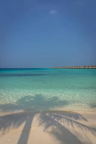 Gyönyörű Kék Víz Strand Egy Trópusi Paradicsomban Háttérben Maldives Bungalók — Stock Fotó