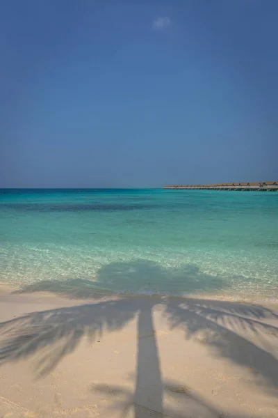 Gyönyörű Kék Víz Strand Egy Trópusi Paradicsomban Háttérben Maldives Bungalók — Stock Fotó