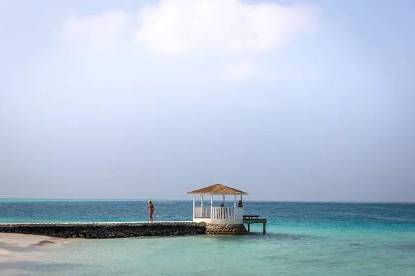 Malediwy Lutego 2018 Parasole Plażowe Płytkie Wody Niebieski Niektórzy Nurkowie — Zdjęcie stockowe