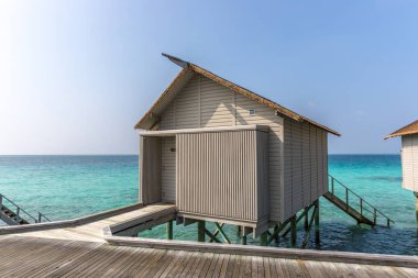Turkuaz su Maldivler üzerinde modern Bungalov