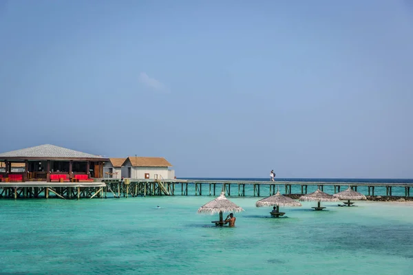 Malediwy Lutego 2018 Turystów Korzystających Spokojny Plaży Niebieska Woda Tropikalny — Zdjęcie stockowe
