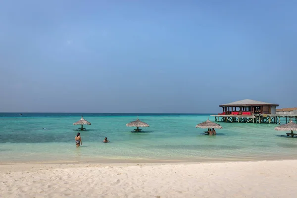Maldív Szigetek Február 2018 Turista Élvezte Egy Nyugodt Strand Kék — Stock Fotó