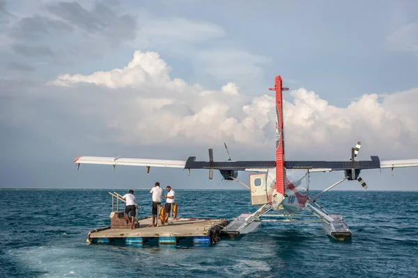 Maldives Feb 10Th 2018 Seaplane Waiting Tourists Offshore Wood Platform — Stock Photo, Image