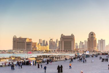 Doha, Katar - Jan 9 2018 - yerli halk ve sakinleri bir açık alan bir ikindi Doha, Catar zevk.