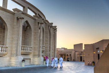Doha, Katar - Jan 9 2018 - yerli halk ve sakinleri bir açık alan bir ikindi Doha, Catar zevk.