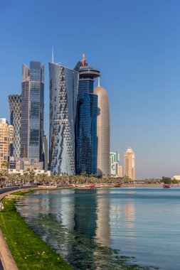 Modern binalar bir mavi gökyüzü gün içinde Katar Doha şehir merkezinde yapım aşamasında.