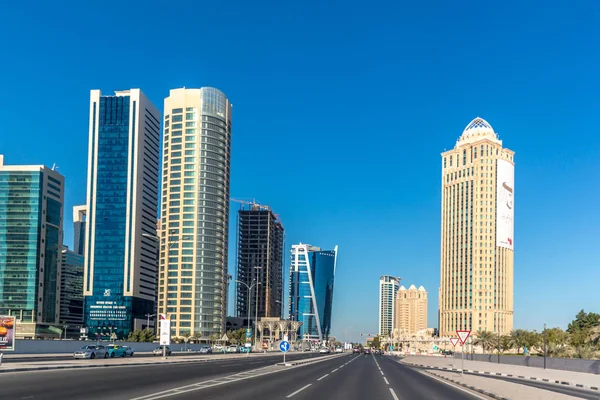 Modernek Épületek Kék Égbolt Napon Downtown Doha Katar Utcai Perspektíva — Stock Fotó