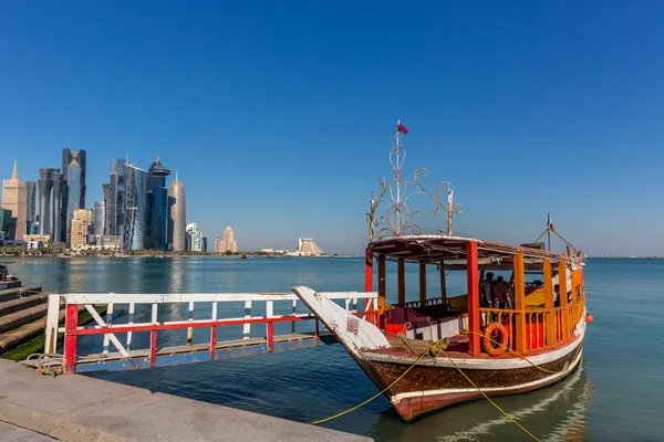 Doha Katar Január 2018 Narancssárga Hagyományos Hajó Vár Turisták Hoz — Stock Fotó