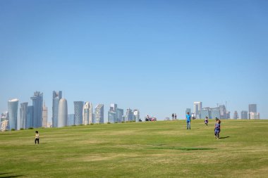 Doha, Katar - Jan 9 2018 - yerli halk ve Doha, kamusal alan, mavi gökyüzü, Doha, Katar açık bir alanda zevk sakinleri