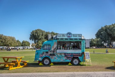 Doha, Katar - Jan 9 2018 - yemek kamyon satan yiyecek ve içecek bir kamu Parki, yeşil açık alanda, Doha, Katar