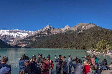 Banff National Park, Amerika Birleşik Devletleri - 20 önce 2017 - turistler ve yerliler için Banff, Kanada en ünlü park içinde erken yaz sabahları harika manzara keyfi