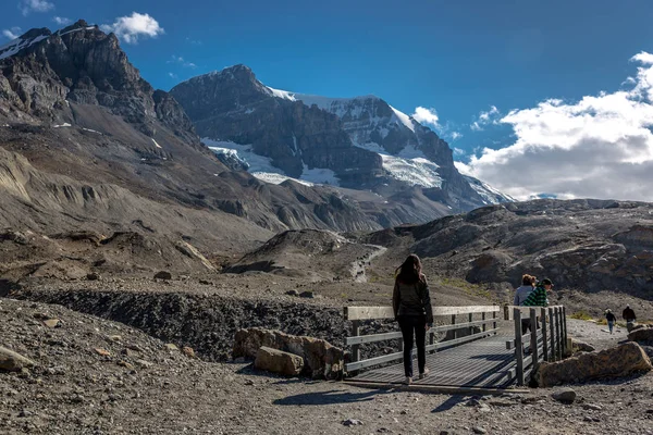 Parque Nacional Banff Canadá Hace 2017 Turistas Lugareños Caminando Hasta —  Fotos de Stock