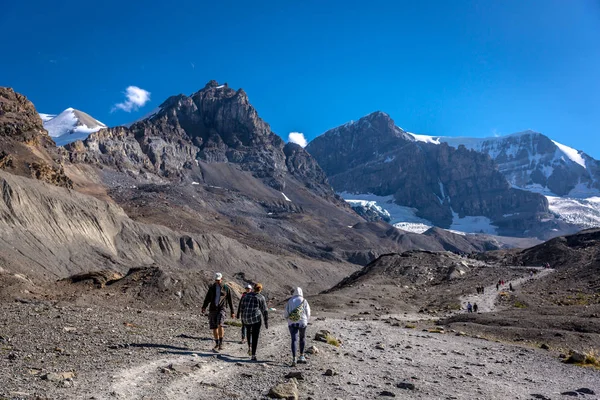 Parque Nacional Banff Canadá Hace 2017 Turistas Lugareños Caminando Hasta —  Fotos de Stock