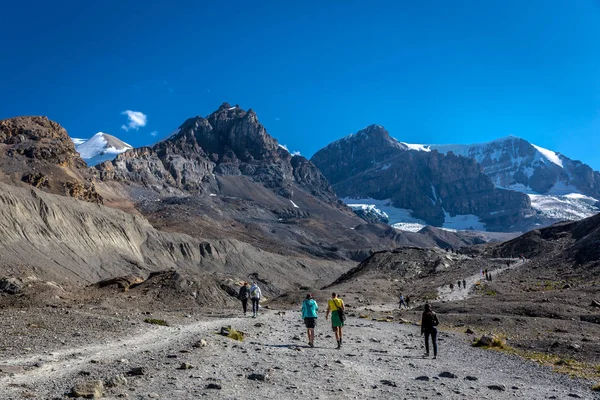 Parque Nacional Banff Canadá Hace 2017 Turistas Lugareños Caminando Hasta —  Fotos de Stock