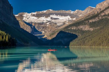 Banff, Kanada - önce 19 2017 - kayık yapıyor ve göl buzultaş şaşırtıcı senaryo zevk turistler, sabah ışık, arka plan, mavi gökyüzüne yaz saati Banff, buzul.