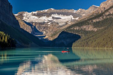 Banff, Kanada - önce 19 2017 - kayık yapıyor ve göl buzultaş şaşırtıcı senaryo zevk turistler, sabah ışık, arka plan, mavi gökyüzüne yaz saati Banff, buzul.